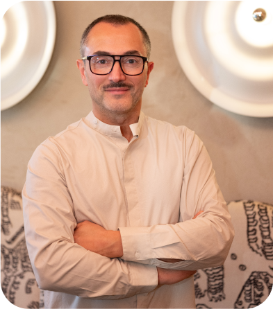 Portrait du manager ou propriétaire du restaurant, habillé élégamment, dans un décor sophistiqué.